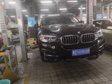 刚做好喷漆 等待机修的事故车宝马530.jpg